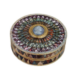 Gold snuffbox “Stones of Siberia” with a portrait of Catherine II. D. Rudolph, late 18th century.